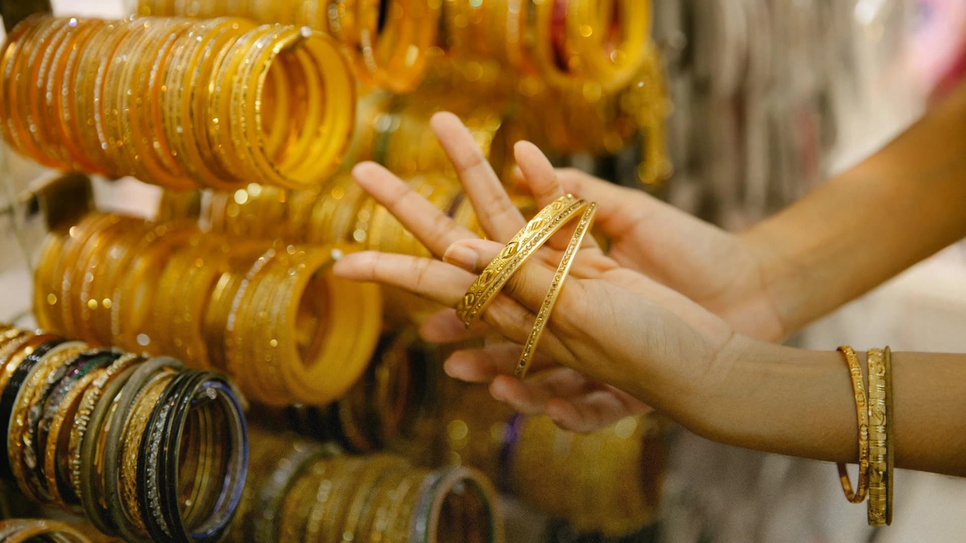 Gold Bangles in Pakistan: Designs, Weights & Price Guide 2025